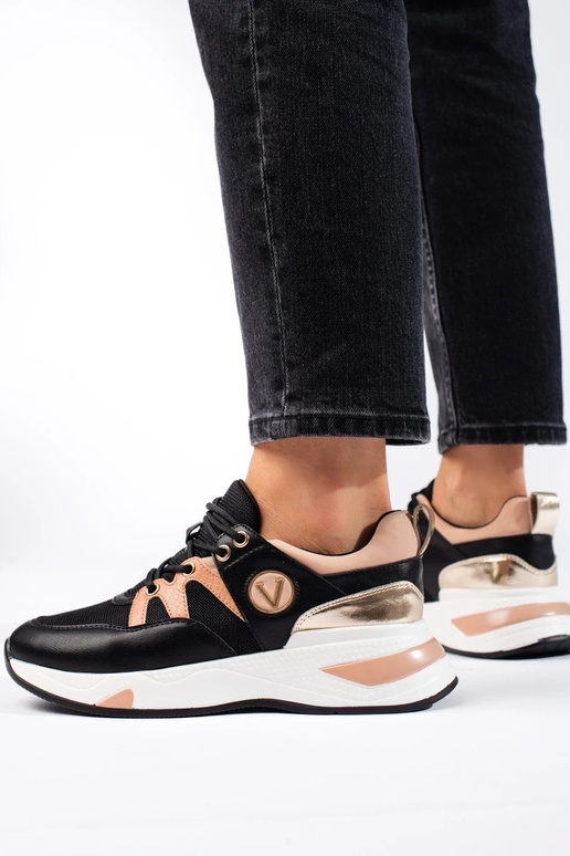 Tossud mudeli kingad Vinceza must-