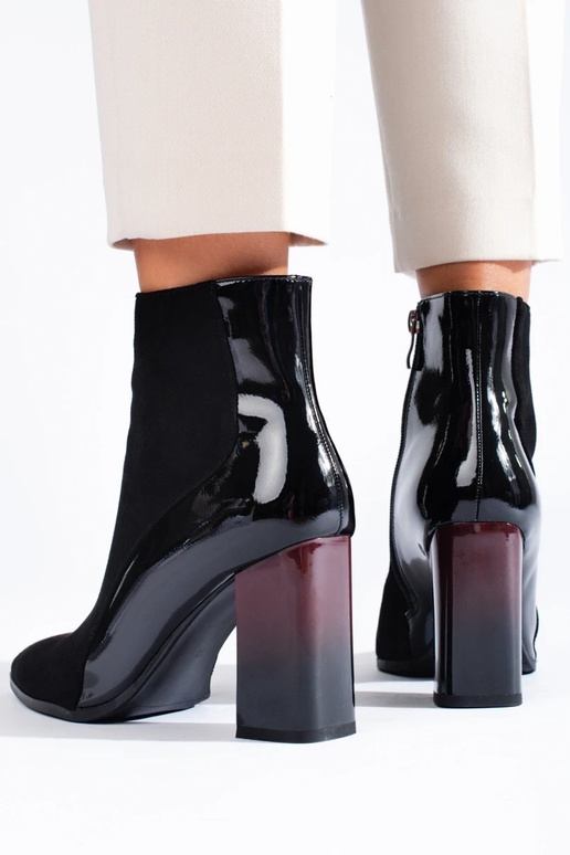 Mustad seemisnahast saapad kontsadega Mustad seemisnahast saapad kontsadega