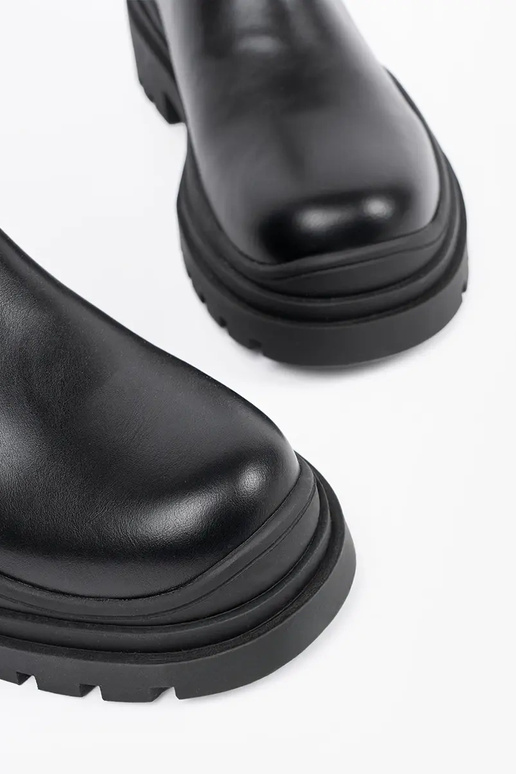 Mustad platvormsaapad naistele