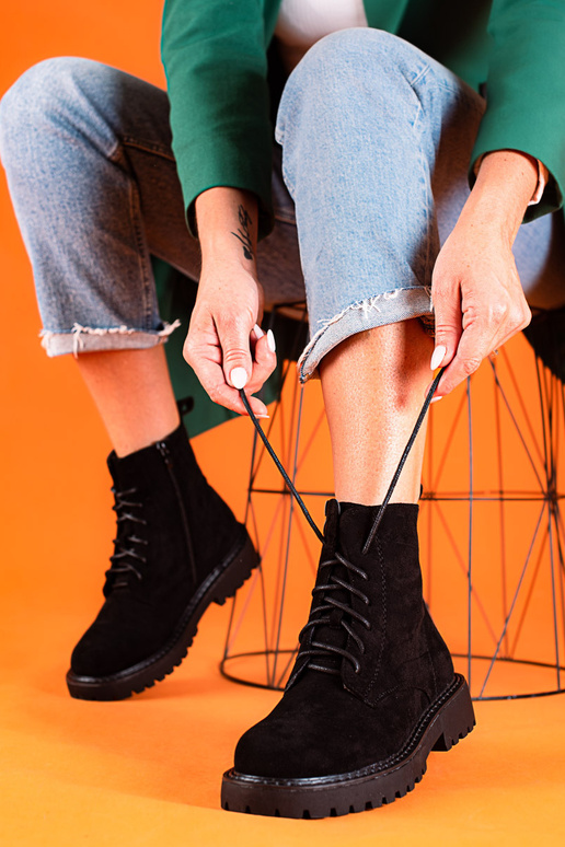 Mustad velvetist naiste kingad