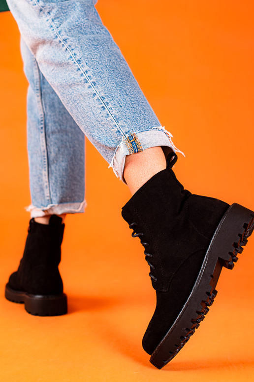 Mustad velvetist naiste kingad