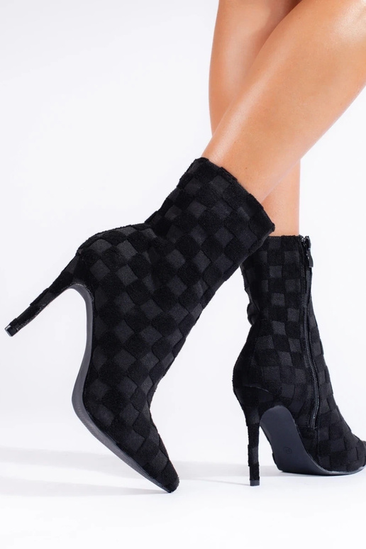 Kõrge paigaldatud naiste saapad... Kõrge paigaldatud naiste saapad...