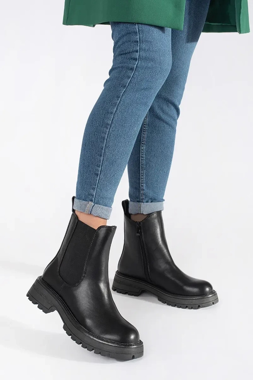 Mustjaspõhjalised platvormtallaga saapad Mustjaspõhjalised platvormtallaga saapad