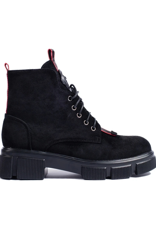 Pealiste poolsaapad pitsitud...