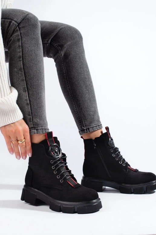 Pealiste poolsaapad pitsitud...