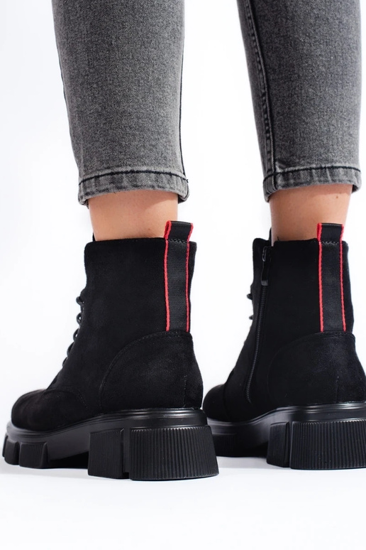 Pealiste poolsaapad pitsitud...