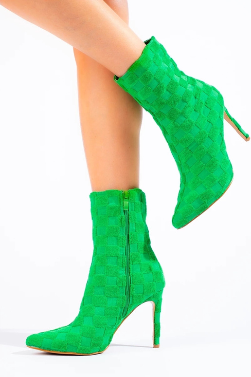 Kõrge paigaldatud naiste saapad... Kõrge paigaldatud naiste saapad...