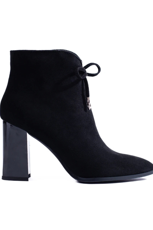 Pealiste poolsaapad kõrgel postil Pealiste poolsaapad kõrgel postil