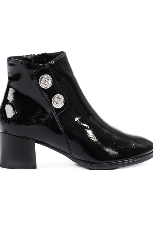 Klassikalise kontsaga lakitud naiste...