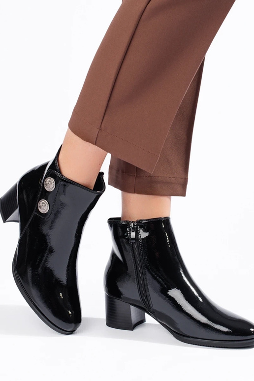 Klassikalise kontsaga lakitud naiste...