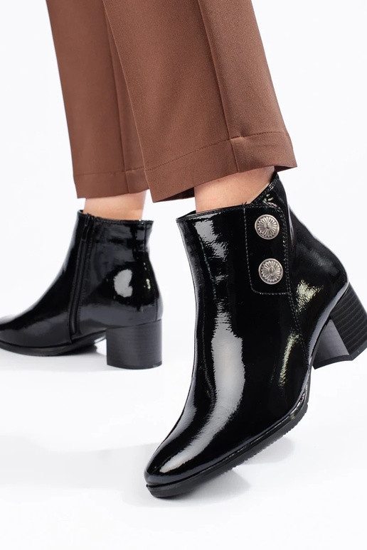 Klassikalise kontsaga lakitud naiste...