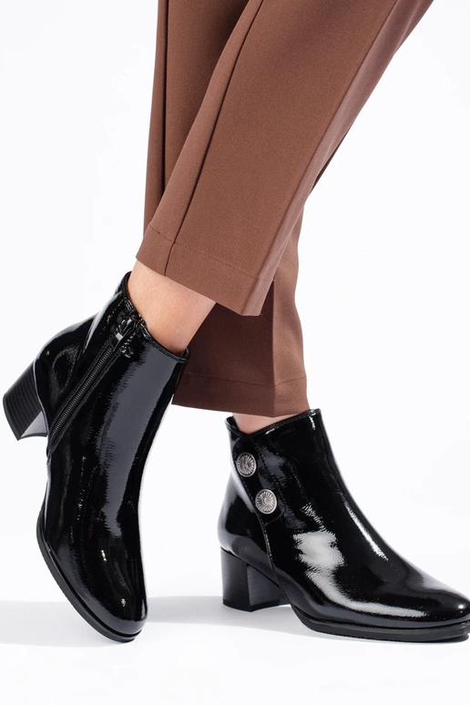 Klassikalise kontsaga lakitud naiste...