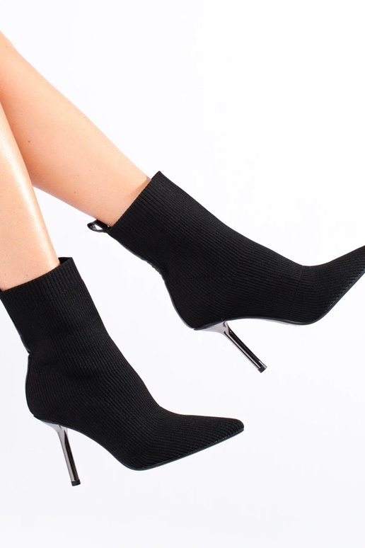 Liibuvad naiste saapad kõrgel kontsal Liibuvad naiste saapad kõrgel kontsal