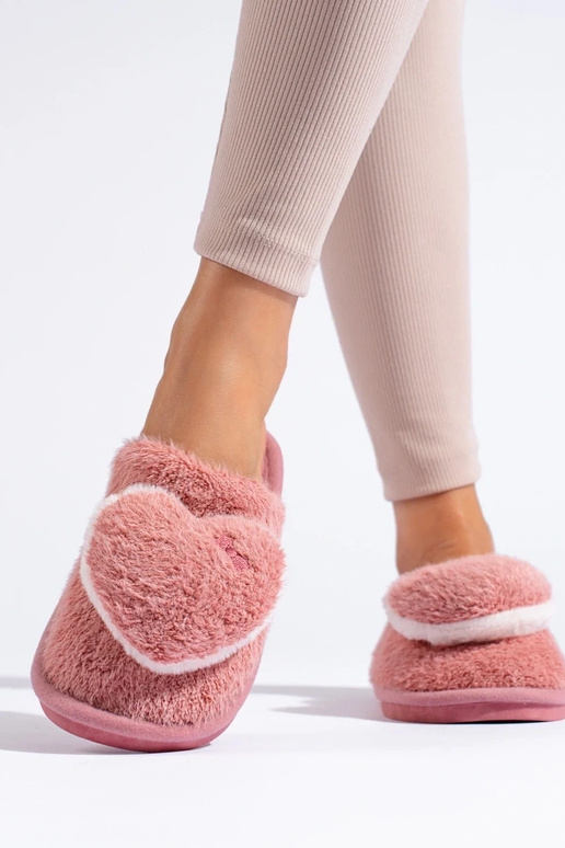 Tumeroosad värvi plätud südametega...