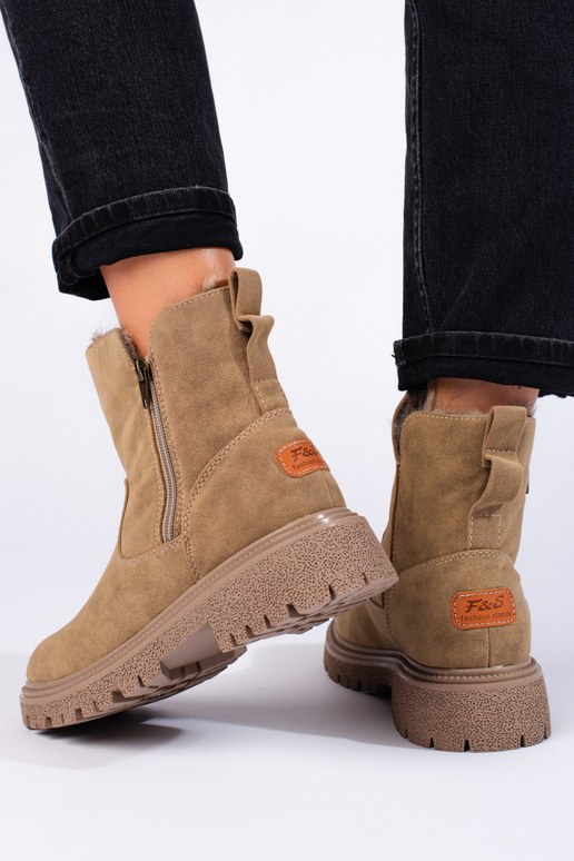 Pealiste poolsaapad isoleeritud...