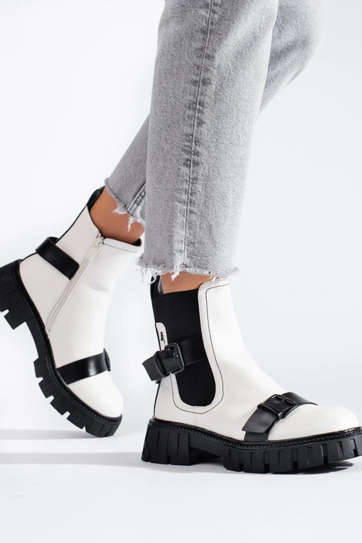 valget värvi Pealiste saapad platvormiga valget värvi Pealiste saapad platvormiga