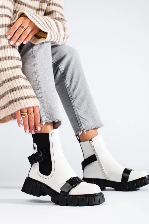 valget värvi Pealiste saapad platvormiga valget värvi Pealiste saapad platvormiga