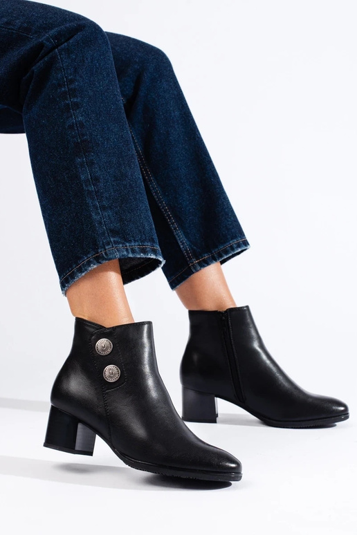 Klassikalise kontsaga mustad naiste...