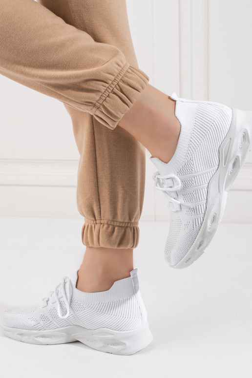 Valged kangast sportlikud sandaalid Valged kangast sportlikud sandaalid