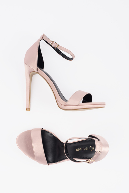 kõrge kontsaga naiste sandaalid