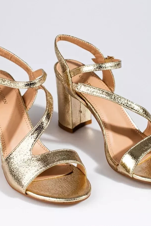 elegantse stiiliga kõrge kontsaga...