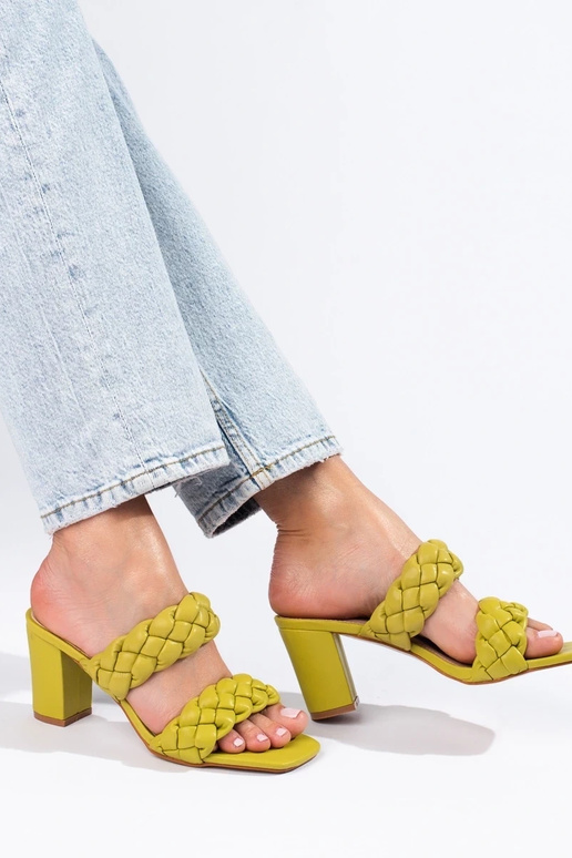 Rohelist värvi punutud sandaalid...