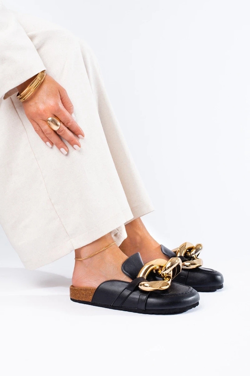 Mustad sussid massiivse dekoratiivse... Mustad sussid massiivse dekoratiivse...