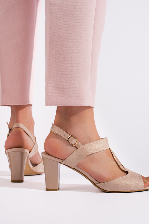 Kuldset värvi kingad  kõrge kontsaga Kuldset värvi kingad  kõrge kontsaga