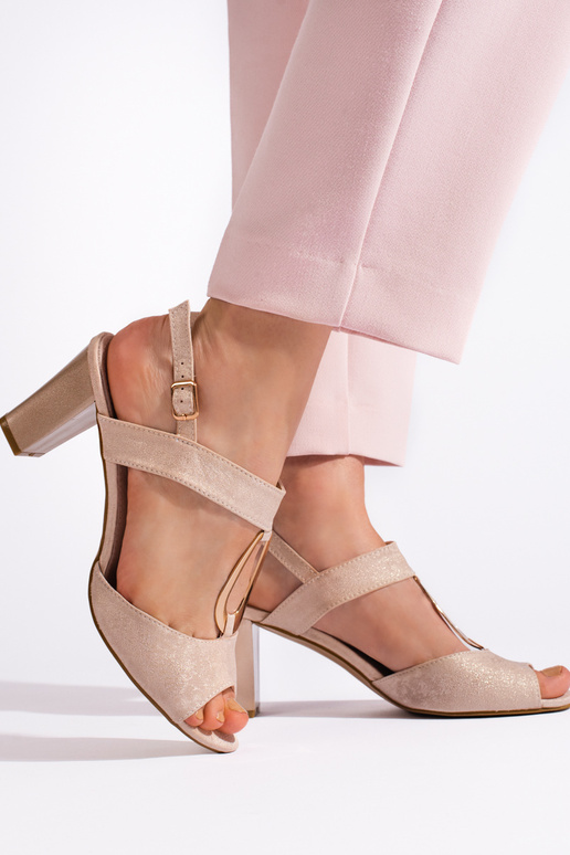 Kuldset värvi kingad  kõrge kontsaga Kuldset värvi kingad  kõrge kontsaga