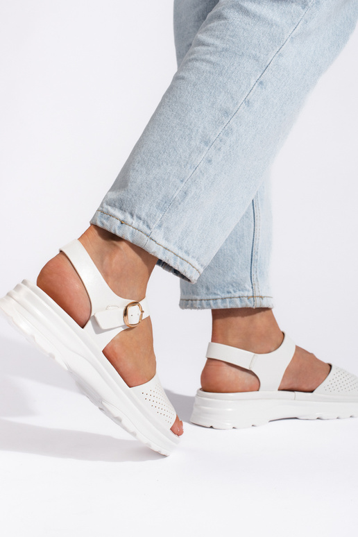 mugavad valged sandaalid naistele