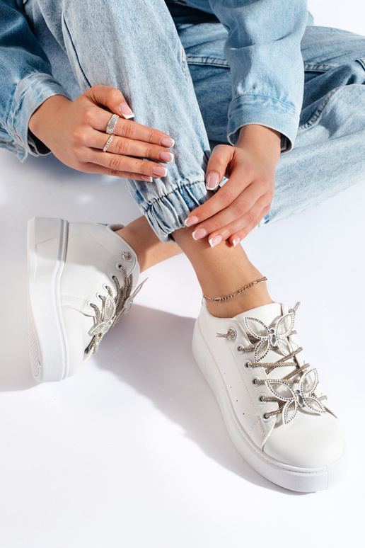 Valged liblikatega spordijalatsid