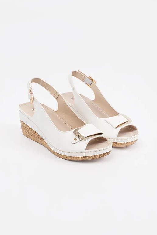 valged sandaalid madalal platvormil...