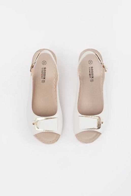 valged sandaalid madalal platvormil...