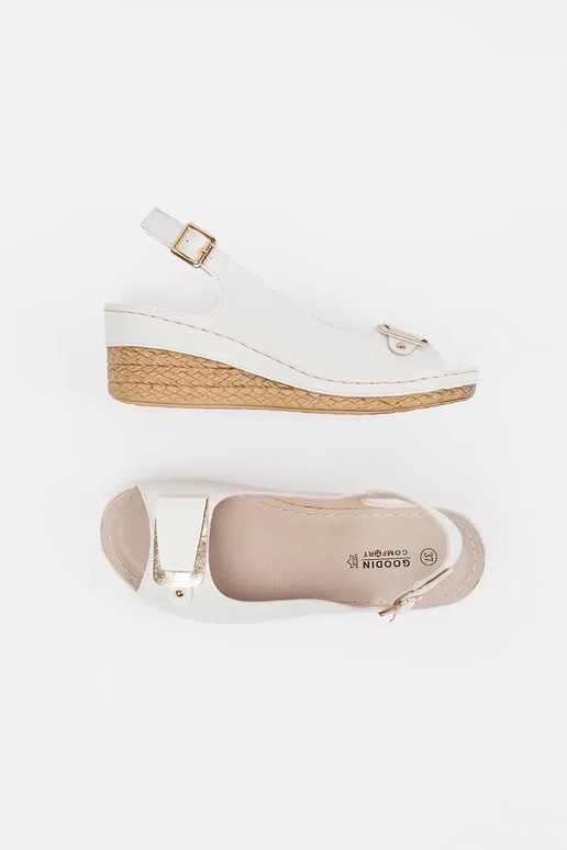 valged sandaalid madalal platvormil...