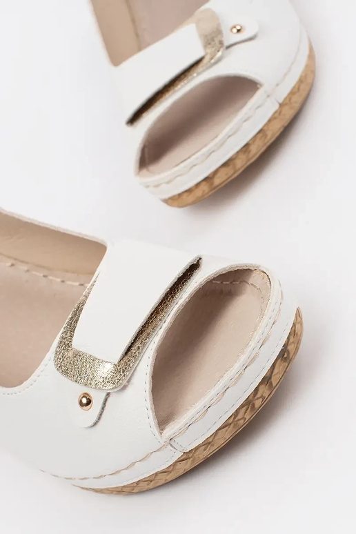 valged sandaalid madalal platvormil...