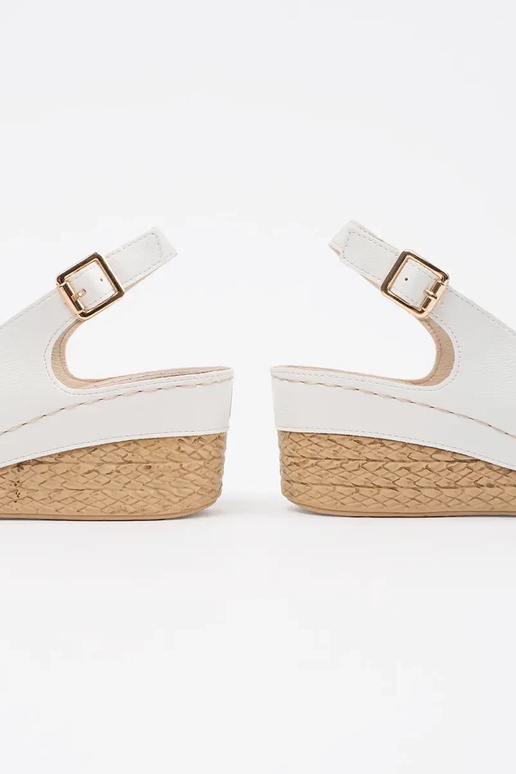 valged sandaalid madalal platvormil...