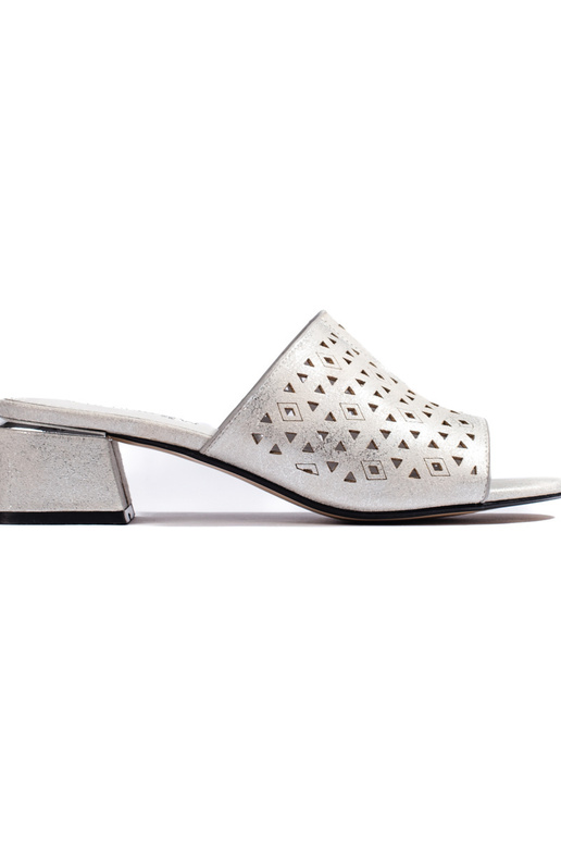 aukude elementidega hõbedased sussid...