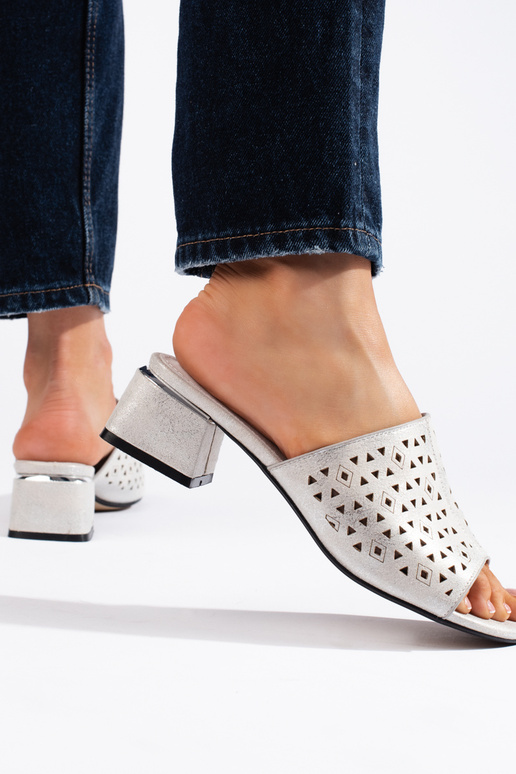 aukude elementidega hõbedased sussid...