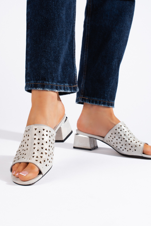 aukude elementidega hõbedased sussid...