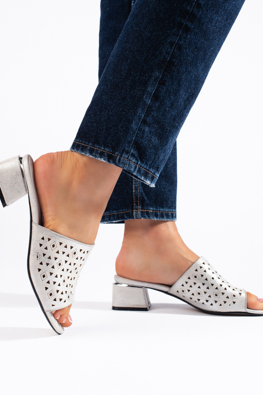 aukude elementidega hõbedased sussid...