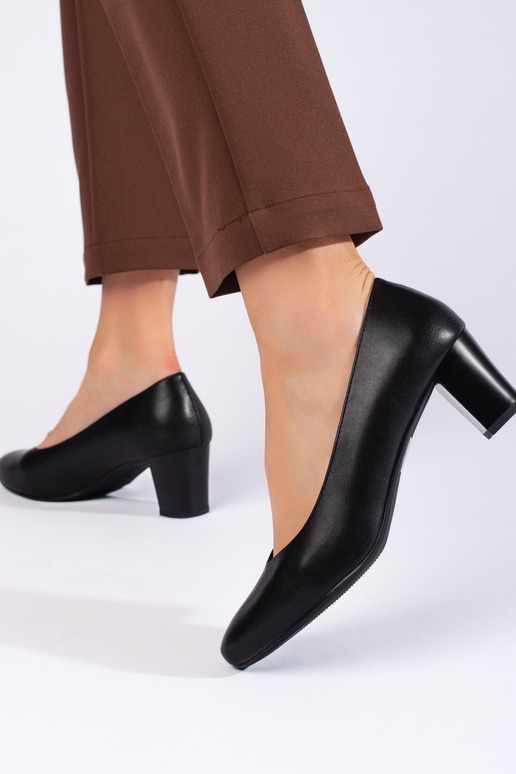 Elegantsed Mustad poolsaapad