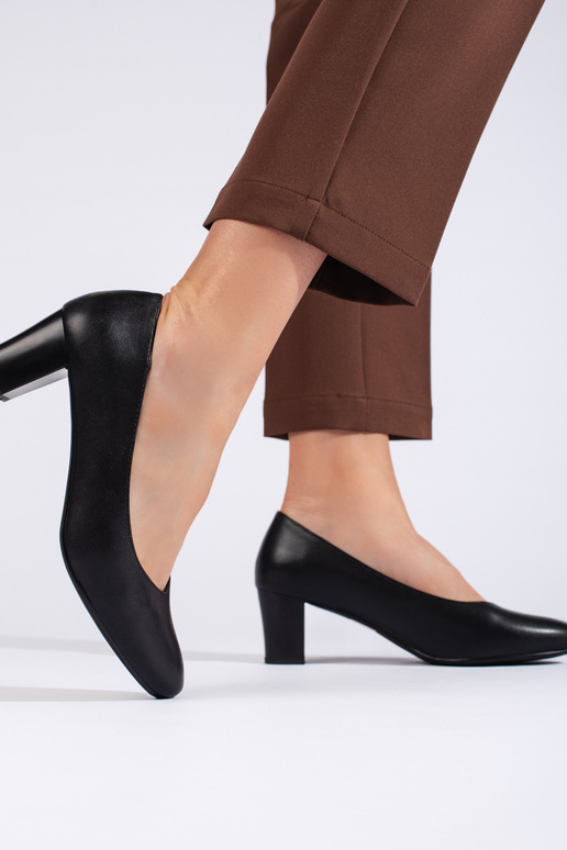 Elegantsed Mustad poolsaapad