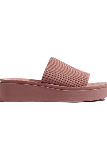 tumeroosad värvi plätud