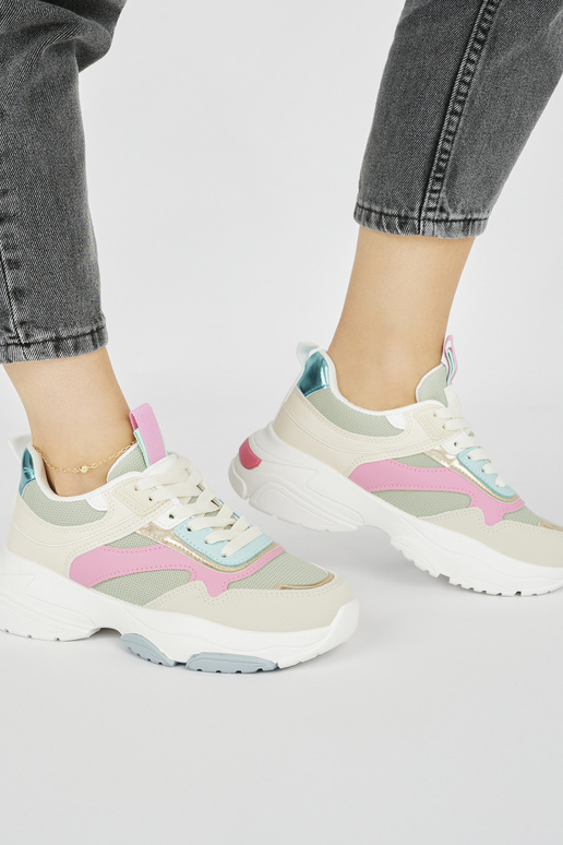 Sportliku stiiliga naiste kingade... Sportliku stiiliga naiste kingade...