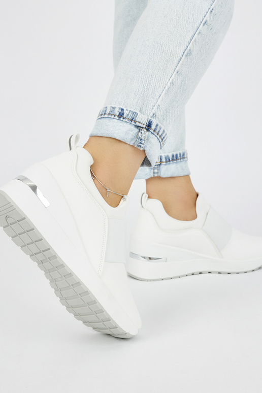 valget värvi Tossud mudeli kingad... valget värvi Tossud mudeli kingad...