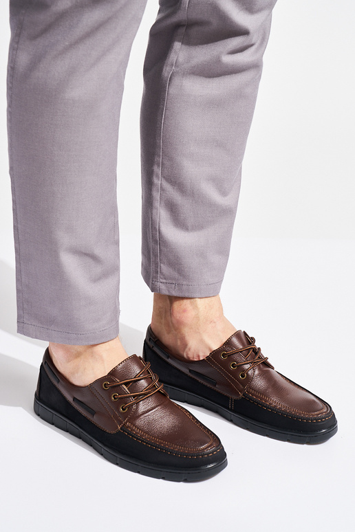 meestele pruunid värvi kingad seotud