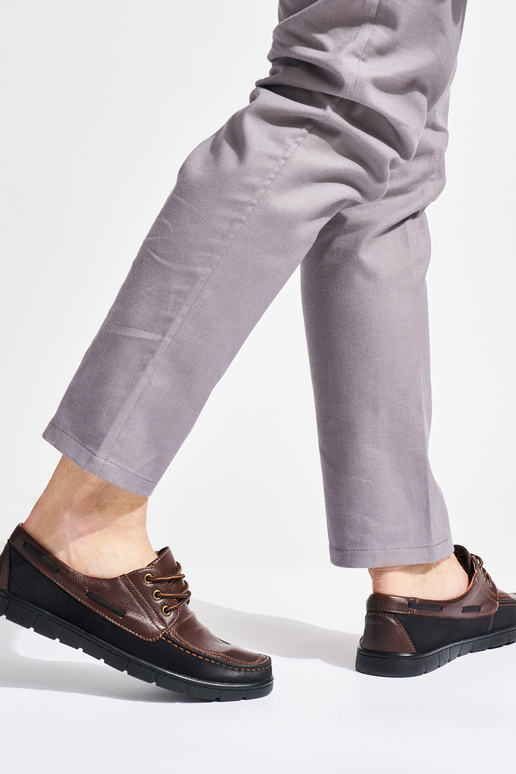 meestele pruunid värvi kingad seotud