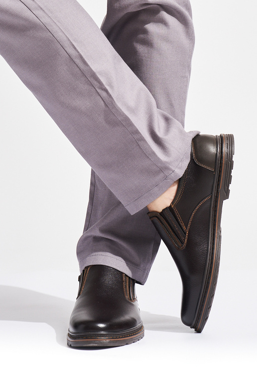 tumepruuni värvi meeste omad kingad