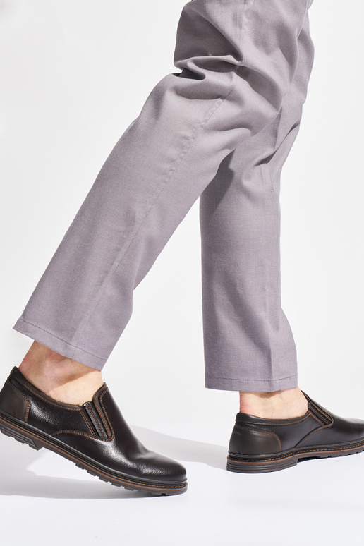 tumepruuni värvi meeste omad kingad