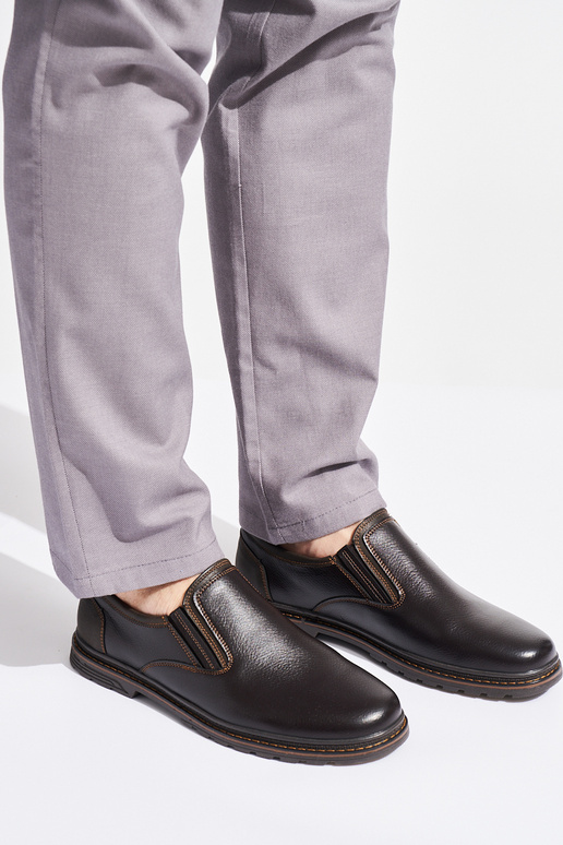 tumepruuni värvi meeste omad kingad